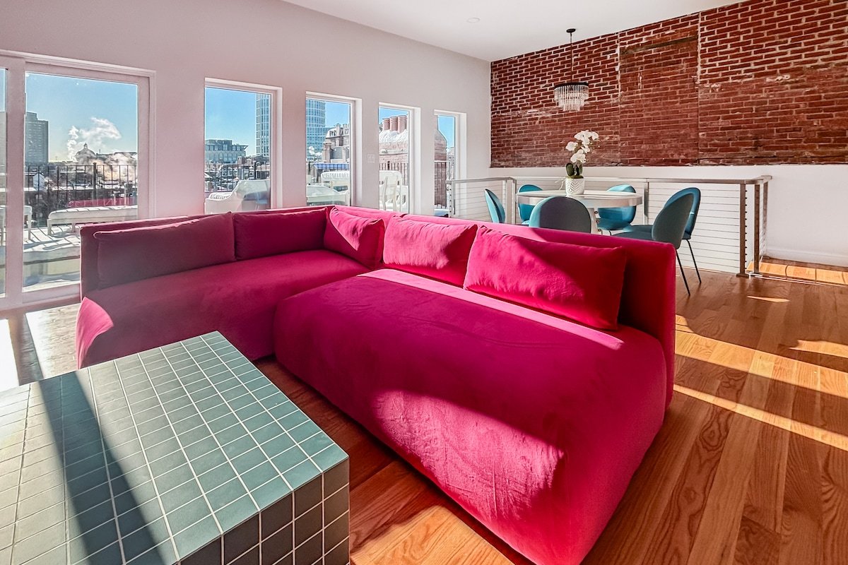 Stunning Penthouse, Private Deck & River Views gallery image 2