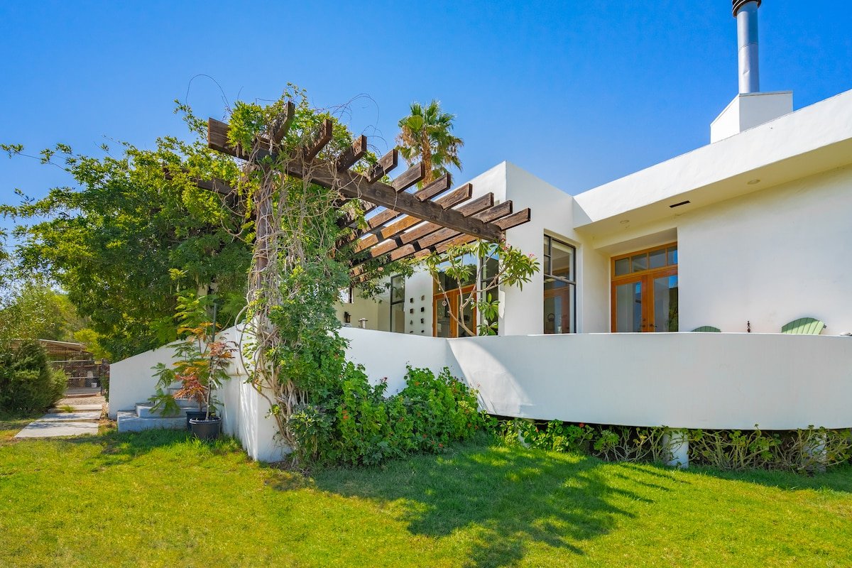 Serene Topanga Mountain Retreat gallery image 2