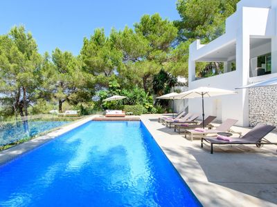 Panoramic views of San Antonio Bay – Pool- Garden