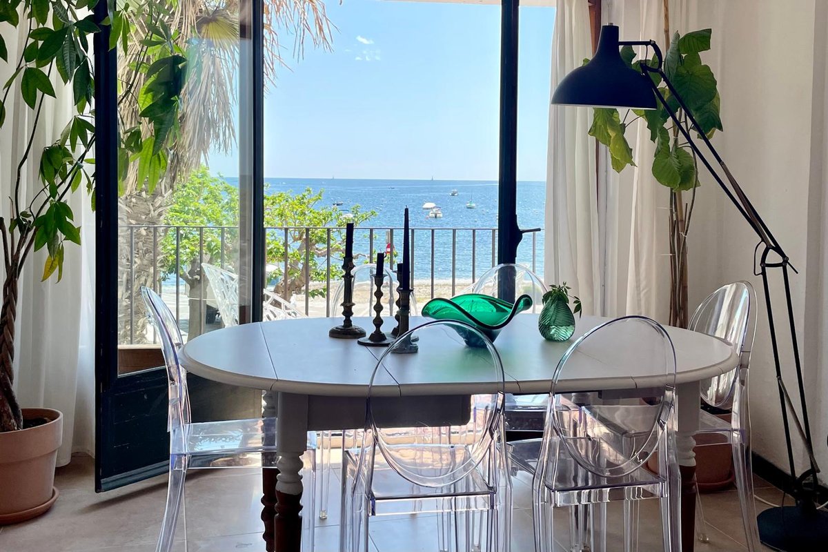 Charming spacious beachfront apartment