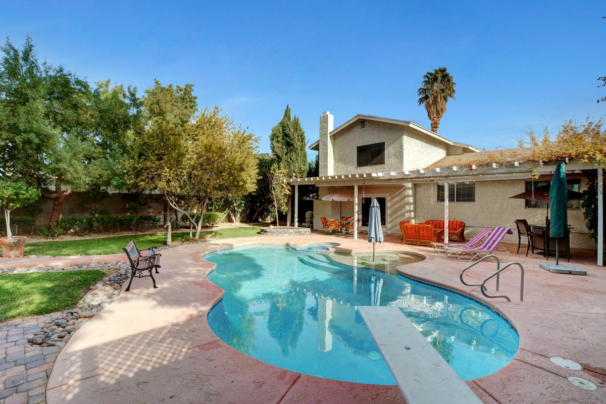 ELEGANT HOME CLOSE TO LV STRIP (up to 7 guests)