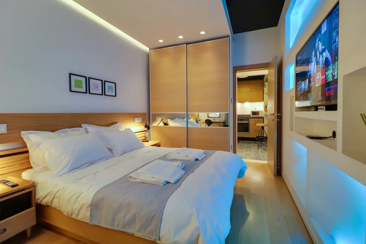 12 Guests: 2 Apts, Near Metro! gallery image 4