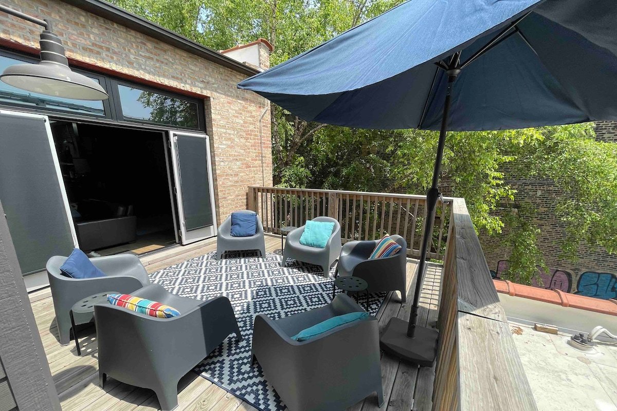 Beautiful and spacious West Loop apartment. gallery image 5