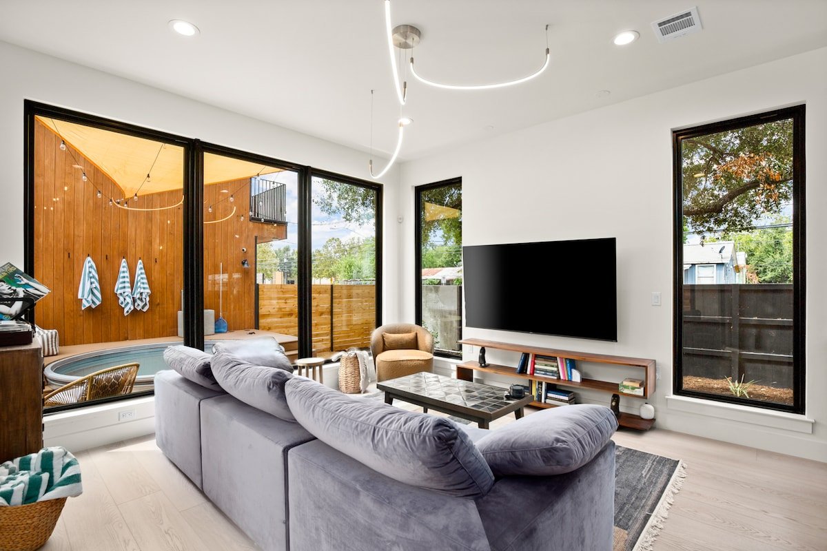 Secluded Luxury Home with Pool – The Marsian! gallery image 3