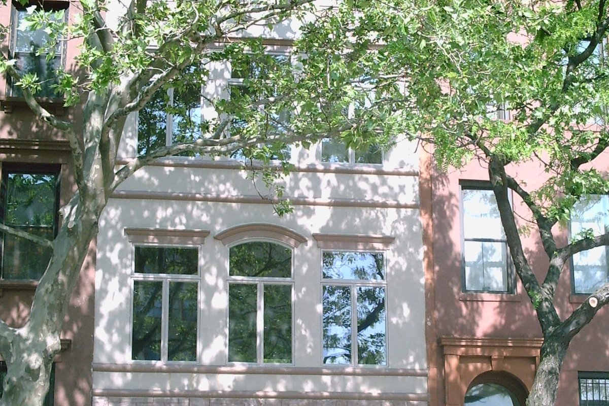 Gorgeous Modern 4BR 2.5 BA Triplex Townhouse gallery image 2