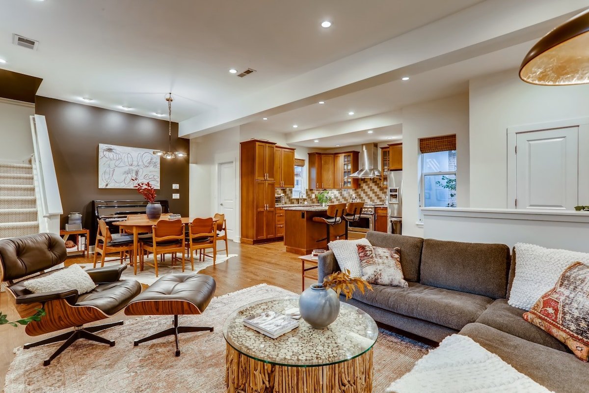 Mid-Mod w/awesome backyard, 1blk to Shops/Eateries gallery image 4