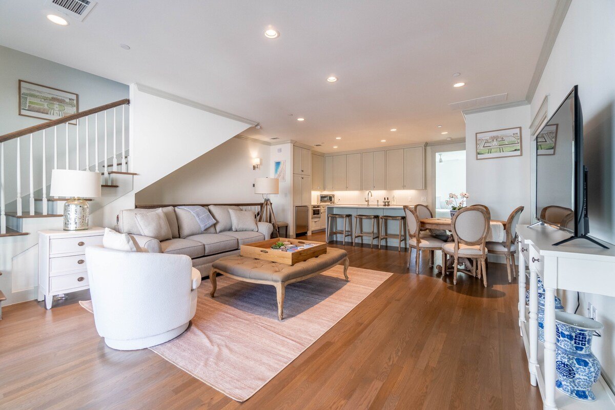 Beautiful Bishop Arts Townhouses: Sleeps 16 People gallery image 5