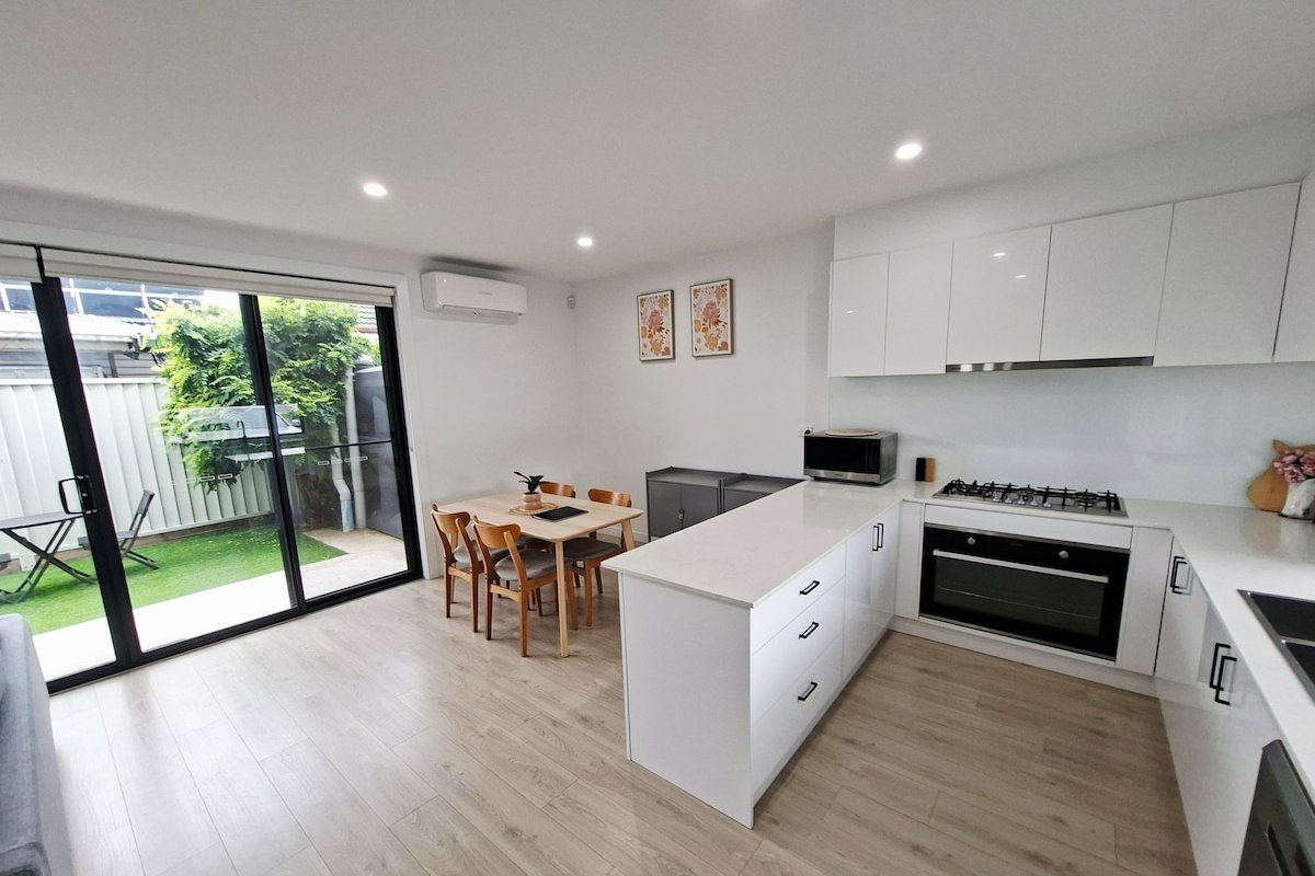 2 Houses Retreat (10 & 12) gallery image 2