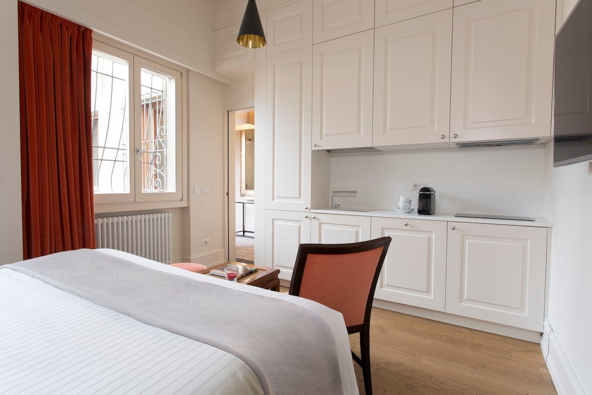 Spectacular Location Ponte Vecchio gallery image 5