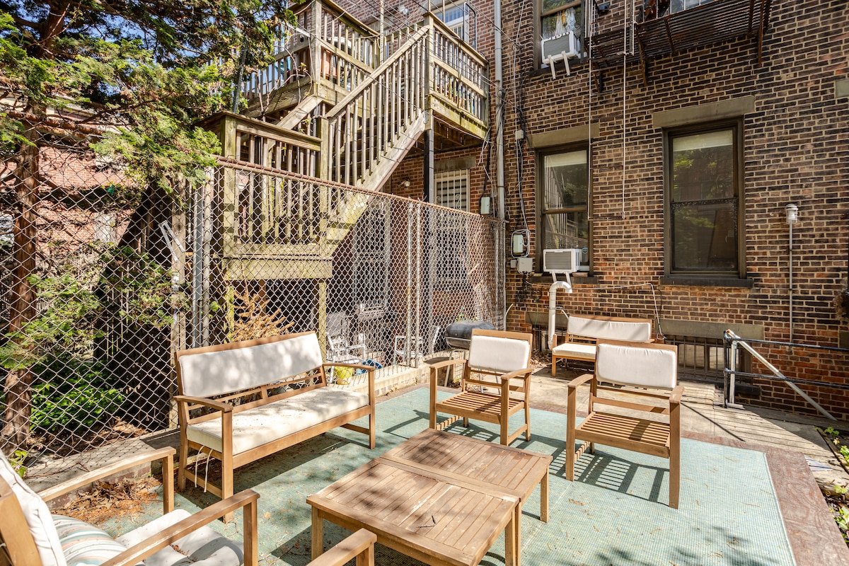 Main Parlor Level Brownstone w/ Private Backyard gallery image 4