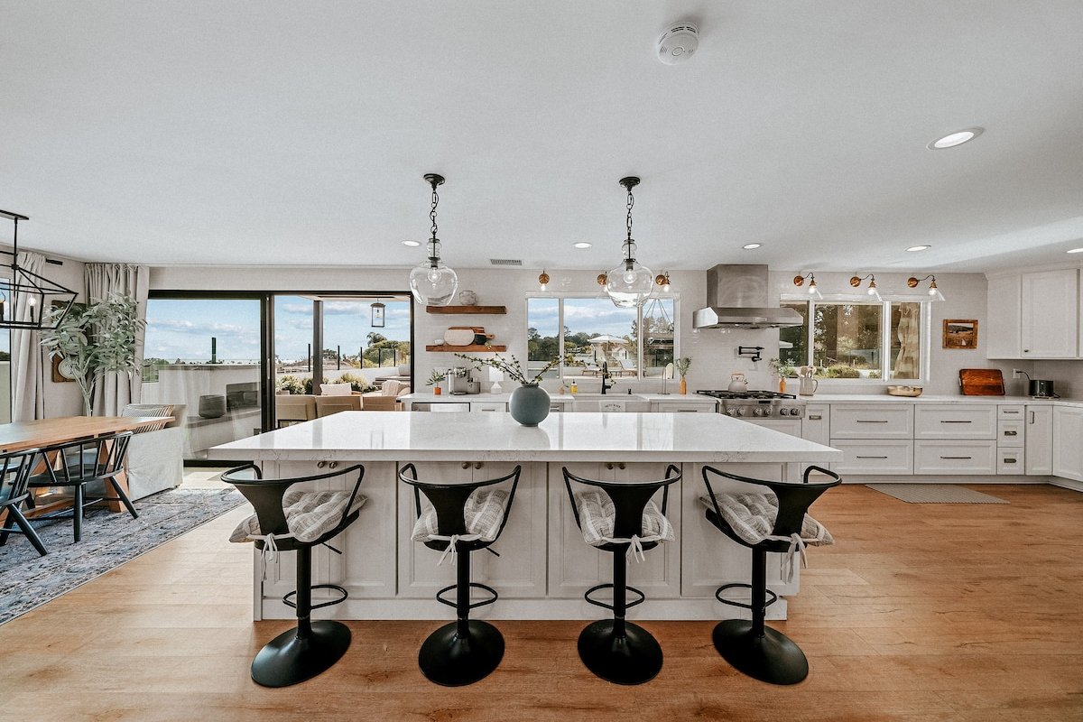 PB 5 Bed, Pool, Spa, Views, Games, Parking, LUX gallery image 3