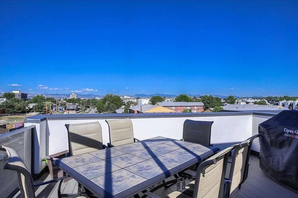 Welcoming Townhome Retread with Rooftop Hot Tub gallery image 3