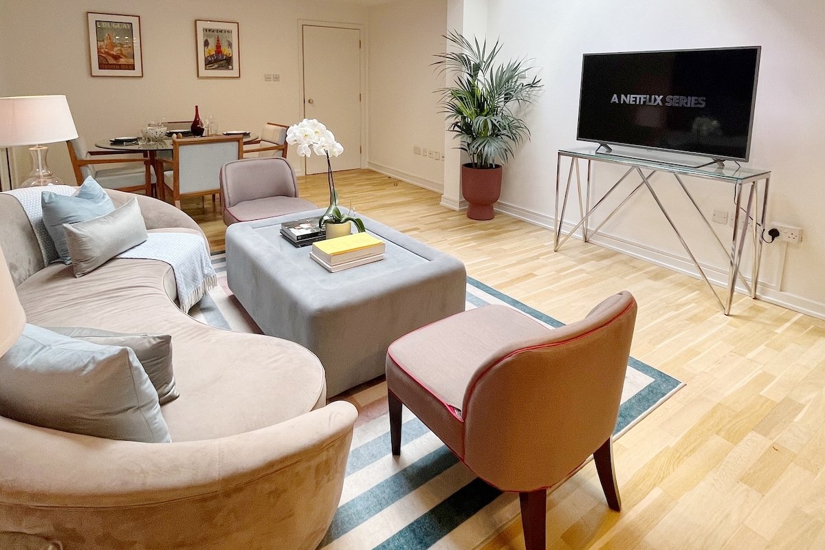 Central Loft, 2 bed/2bath. Close to everything! gallery image 2