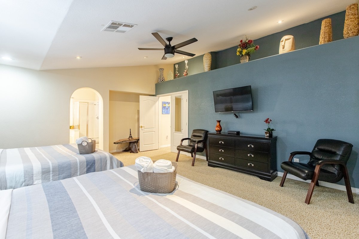 5 bedrooms 1 mile from the strip crowd pleaser gallery image 5