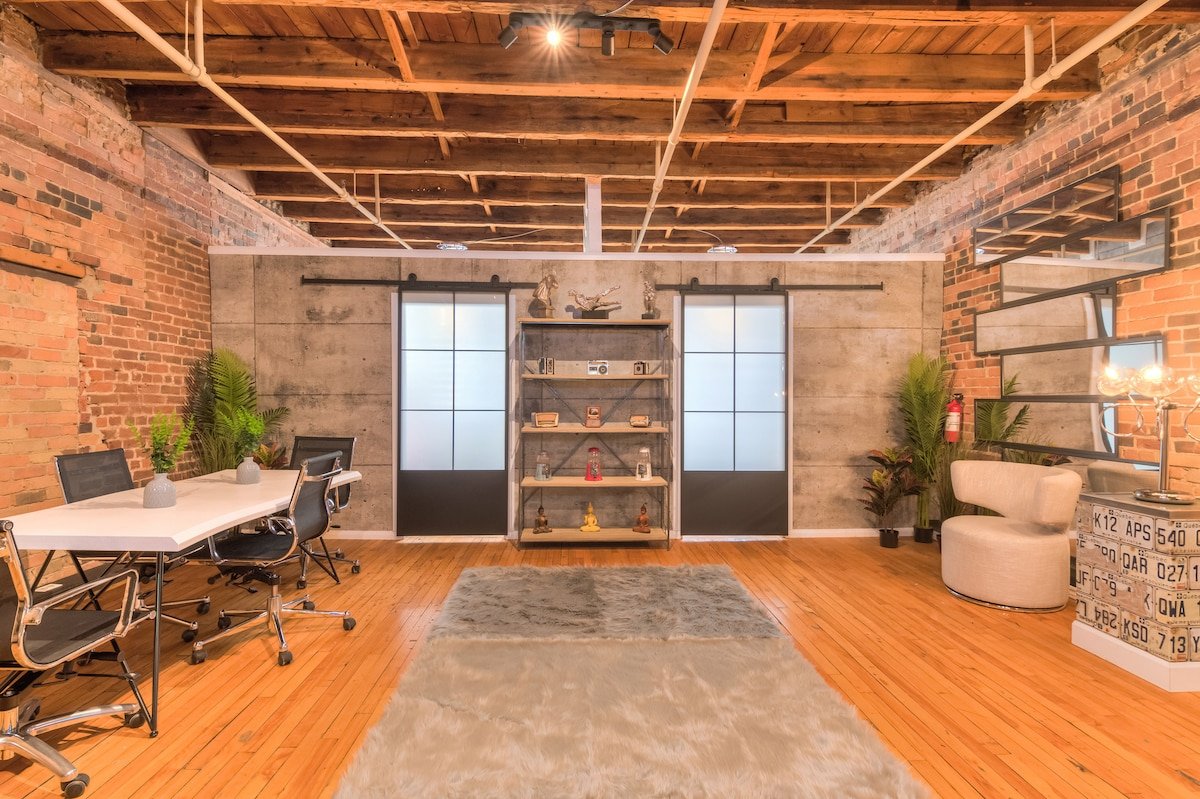 Charming 4BR Brooklyn Loft Central Old Montreal gallery image 4