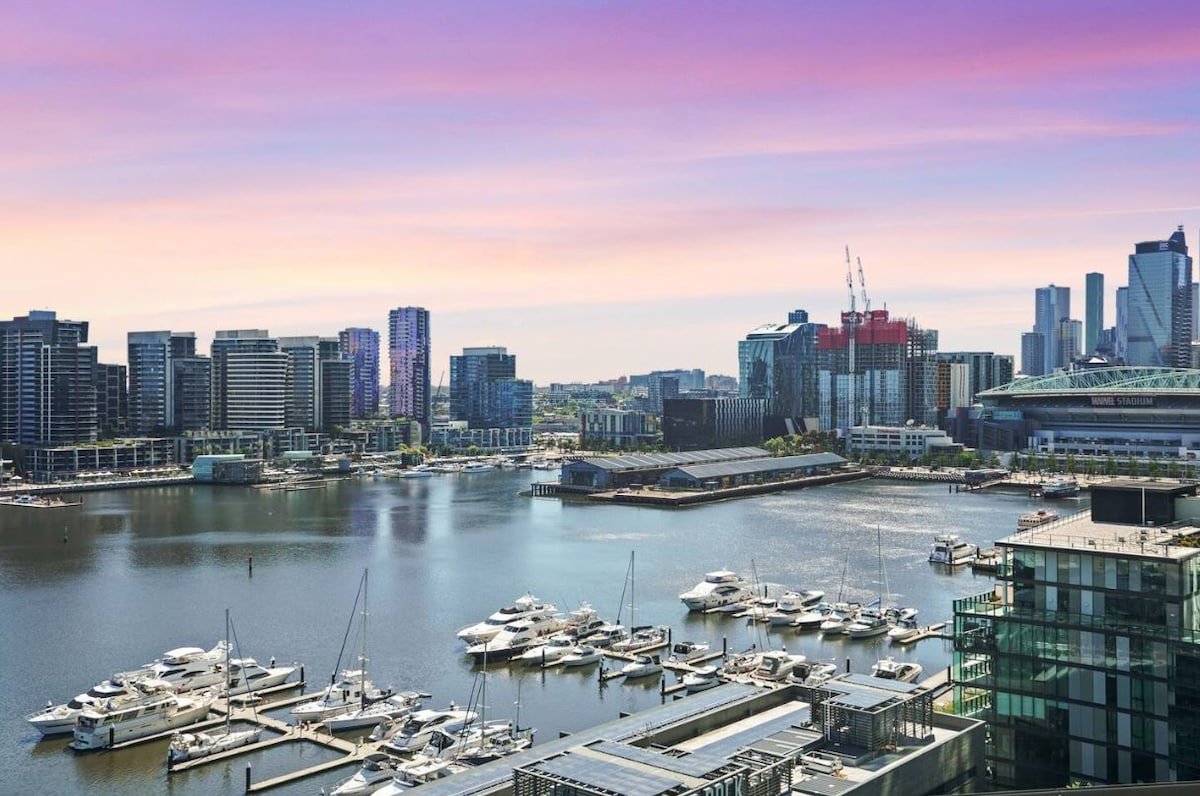 Waterfront Apartment. Best Views in Melbourne! gallery image 5