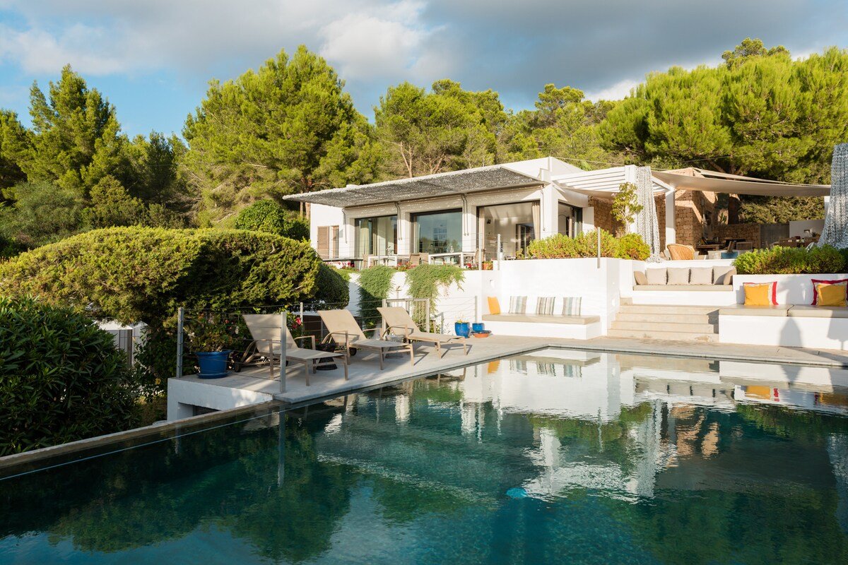 Luxury-Heated Infinity Pool-Retreat-Sunset gallery image 4