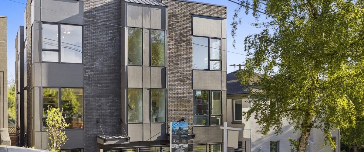 Duplex 4 BR With Rooftop views of Space Needle gallery image 3