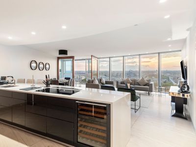 Skyline Views | Luxury 3 Bedroom