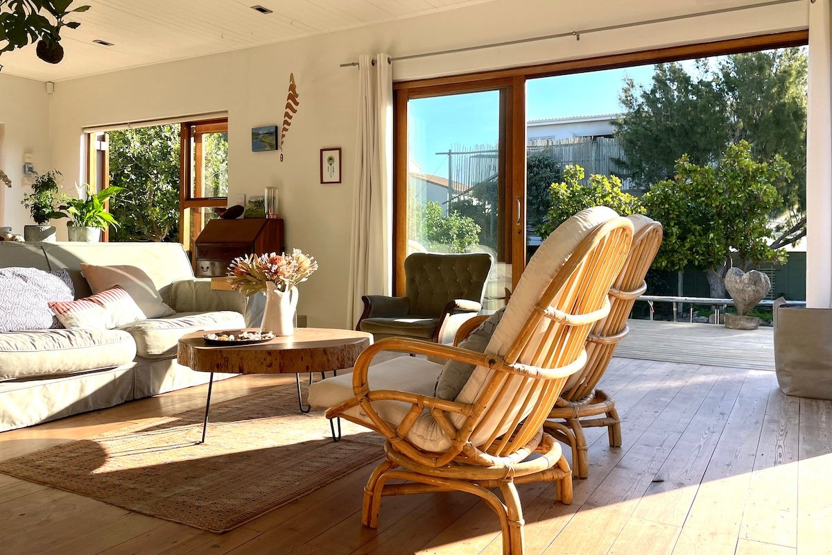 Large sunny open plan stylish home with fab garden gallery image 4