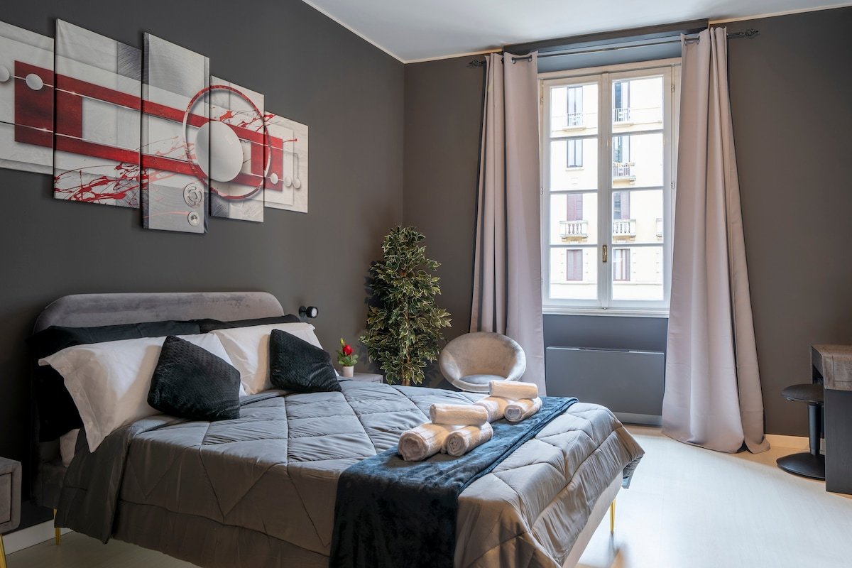 Cathedral center 50meters Via Torino-apt. 2 floors gallery image 3