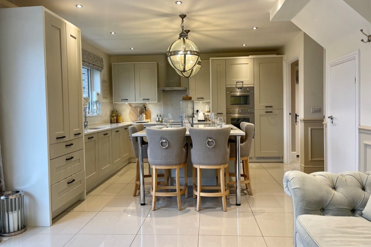 Luxury 5* quiet home close to city + free parking gallery image 4