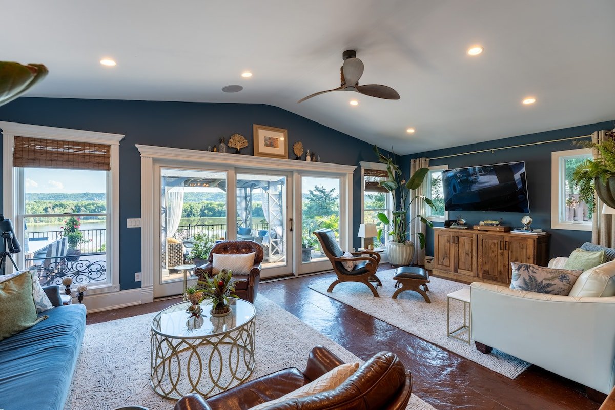 Castle Vue Villa & Outdoor Oasis (River Views) gallery image 4