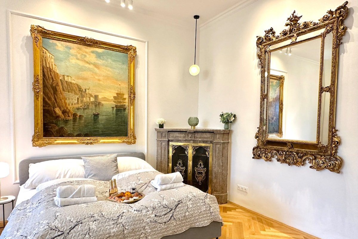 Historical Luxury 3- Bedroom- SUITE w/AC, Balcony gallery image 3