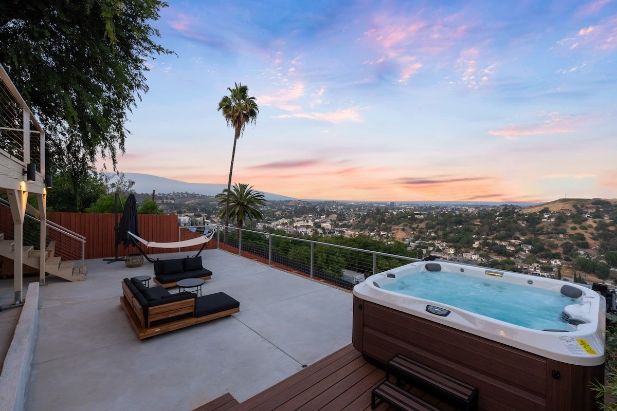 Skyline Sanctuary: Luxe Escape with Stunning Views gallery image 2