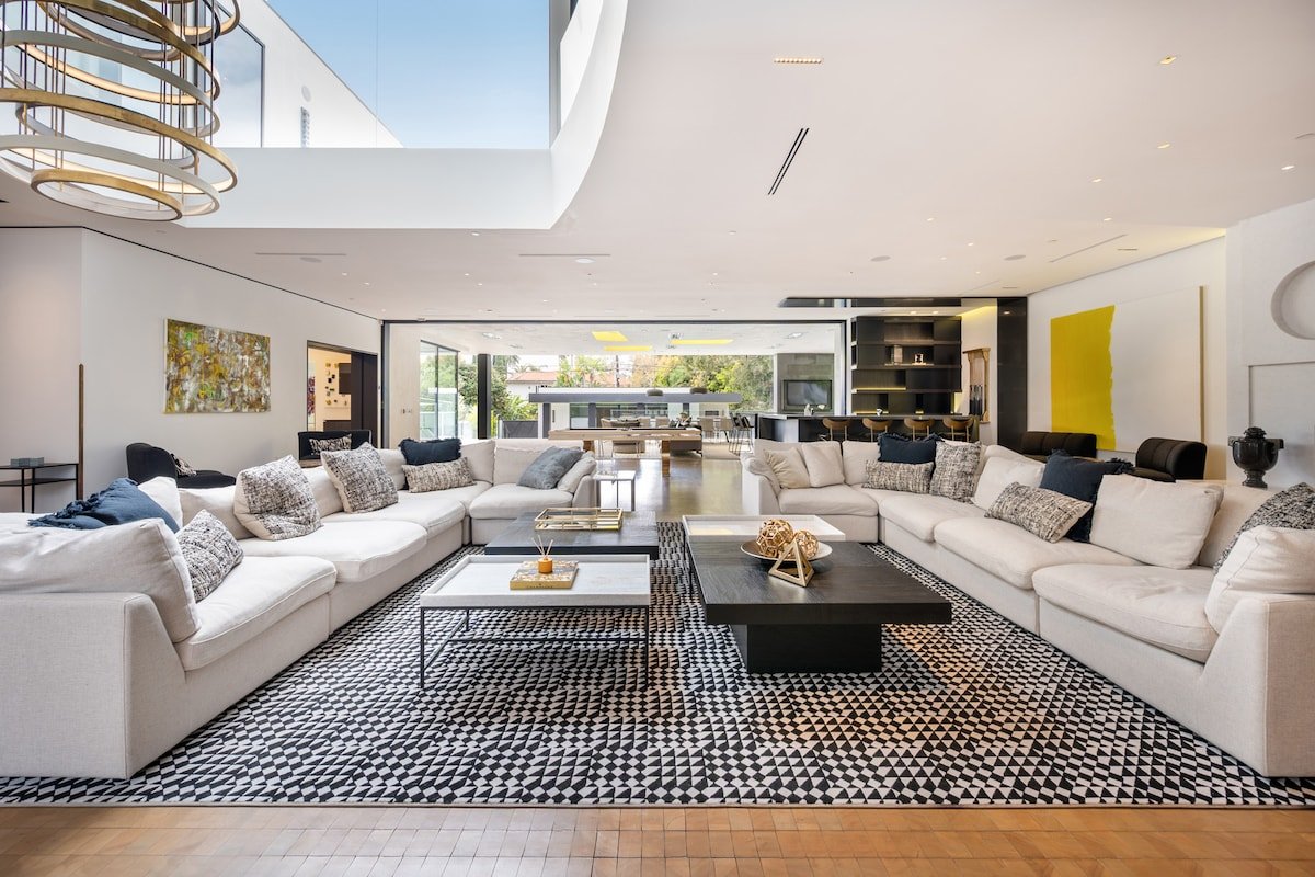 Ultra Luxurious Villa in the Beverly Hills Flats gallery image 4