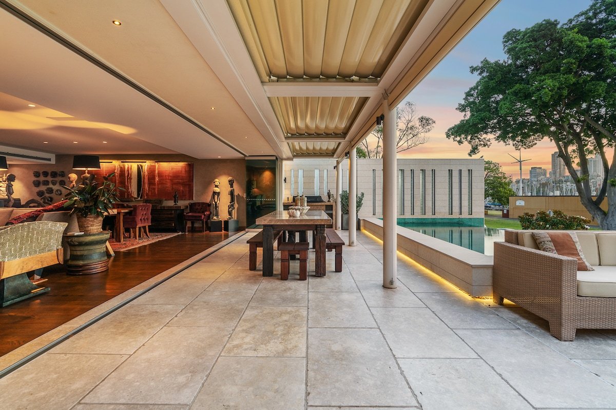 OMG Sub-Penthouse + Pool + Bridge Views gallery image 4