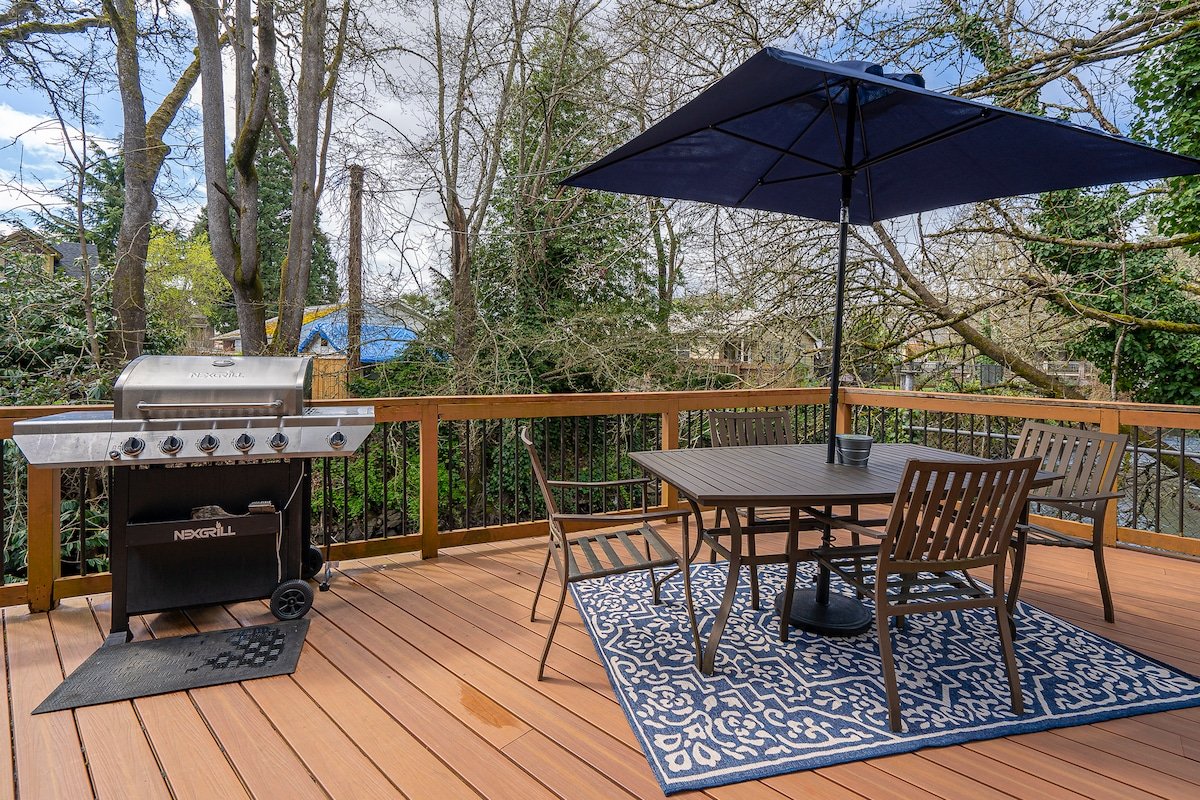 *10% Off* Cozy & Rare Riverfront Home with HotTub gallery image 4