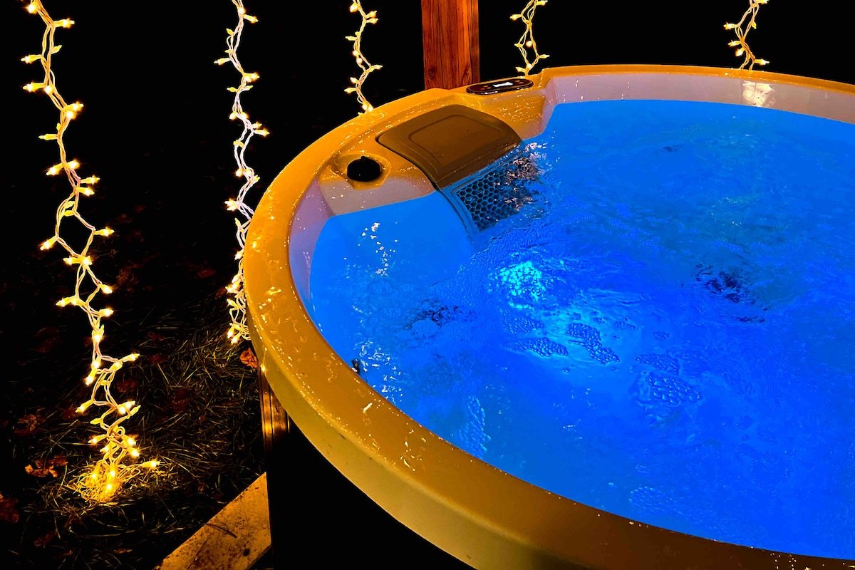 Brand New Luxury Home W/8Beds, Hot-tub, Pool Table gallery image 4