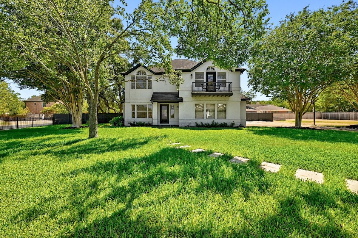 Beautiful And Pristine Gated Home with Pool! gallery image 5