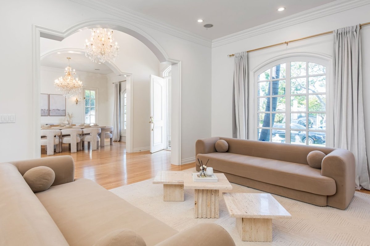 Lux Hancock Park Villa with HotTub gallery image 2