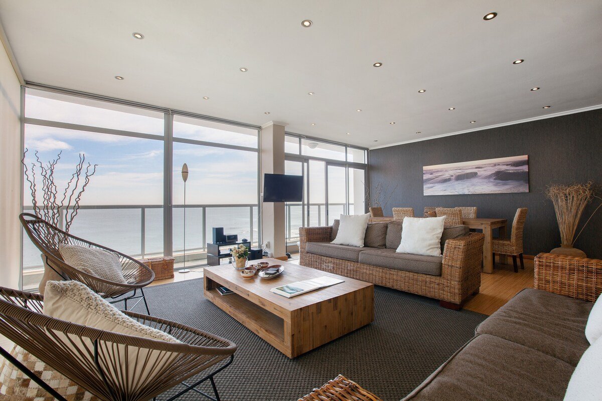 Spectacular Views ~ Penthouse Apt. *Backup Power* gallery image 3
