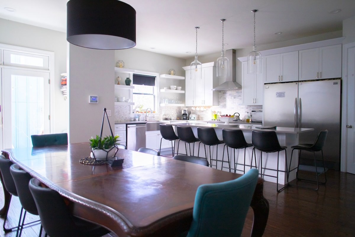 1stFL Suite | 5BR • Game Room • Parking • High St gallery image 4