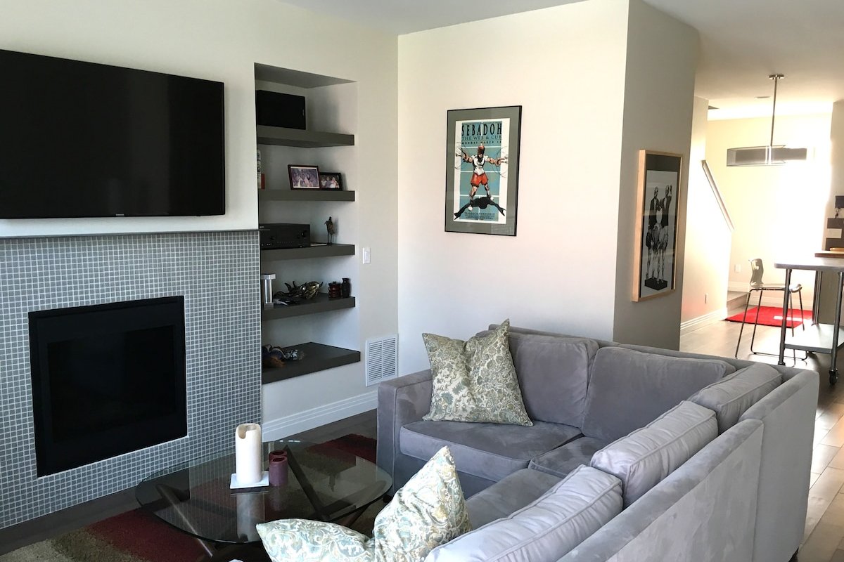 New 4 Level Townhome Close to Downtown gallery image 2