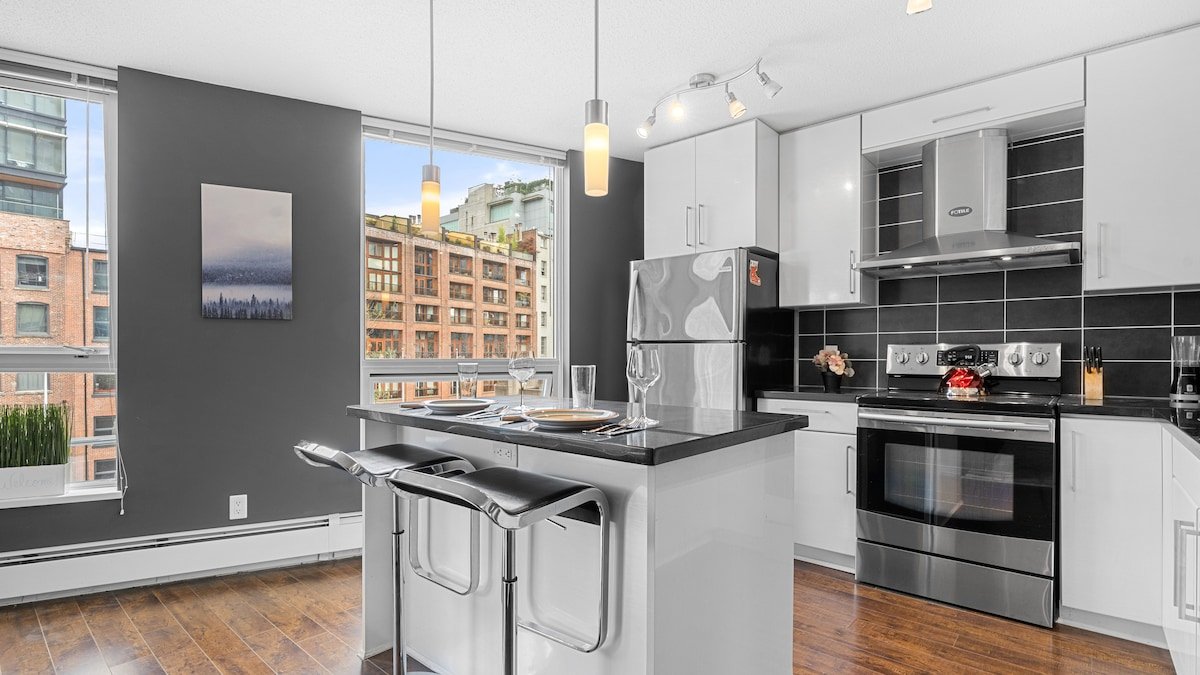 Heart of Downtown/Stadium w/ Pool & Free Parking gallery image 4