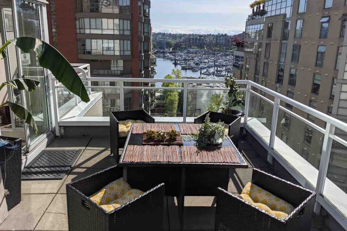 Penthouse w/ Views / Giant Deck on Seawall / Beach