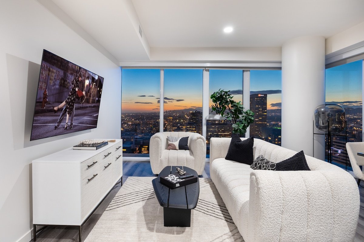 K-Town Skyline Gem – Modern 3BR gallery image 4