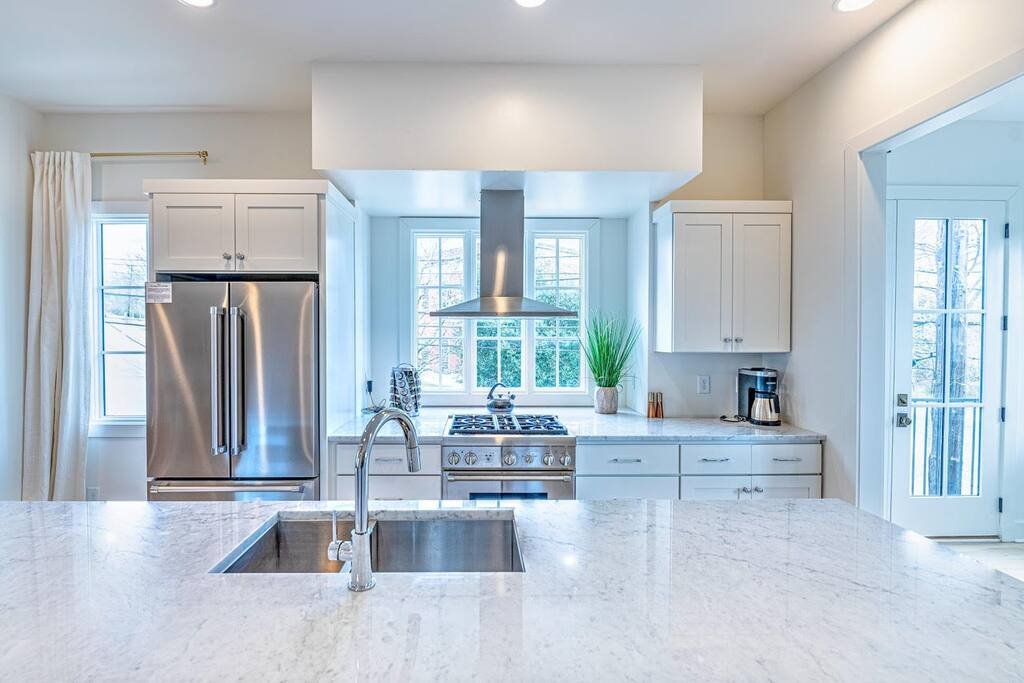 Two Premium Houses! 24 Beds! Prime Location! Game gallery image 5