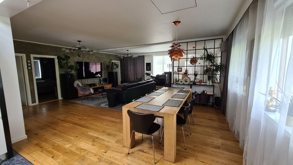 Comfortable home with free parking gallery image 4