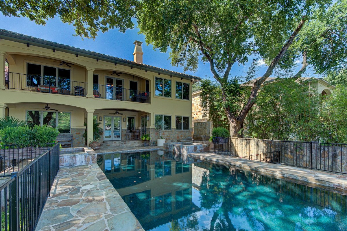 Spectacular Waterfront Estate gallery image 5