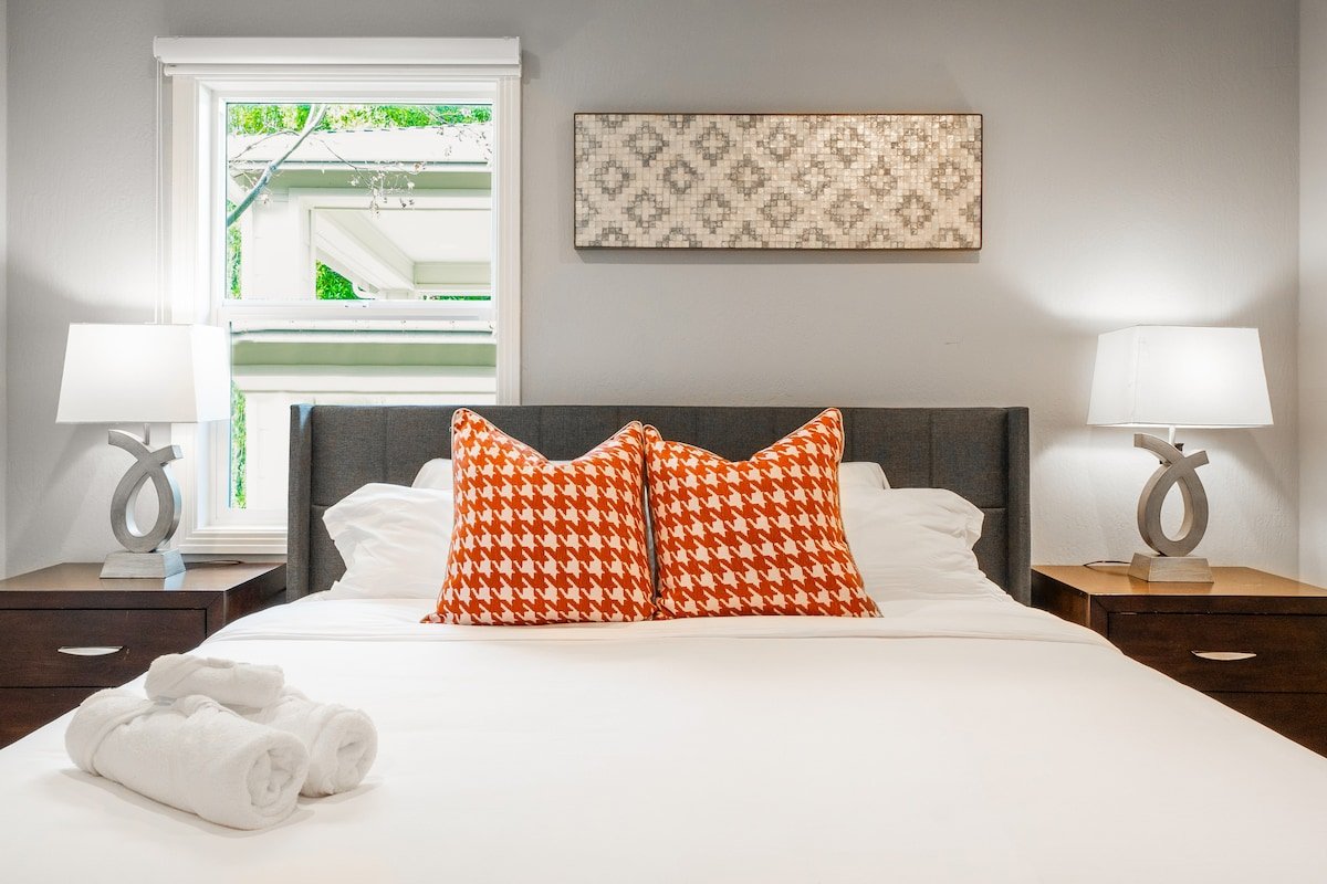 Elegant 4BR Lux Home | Jetted Tub + Town Center gallery image 3