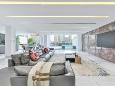 Designer Dubai Marina Getaway: 4BR Villa with Pool