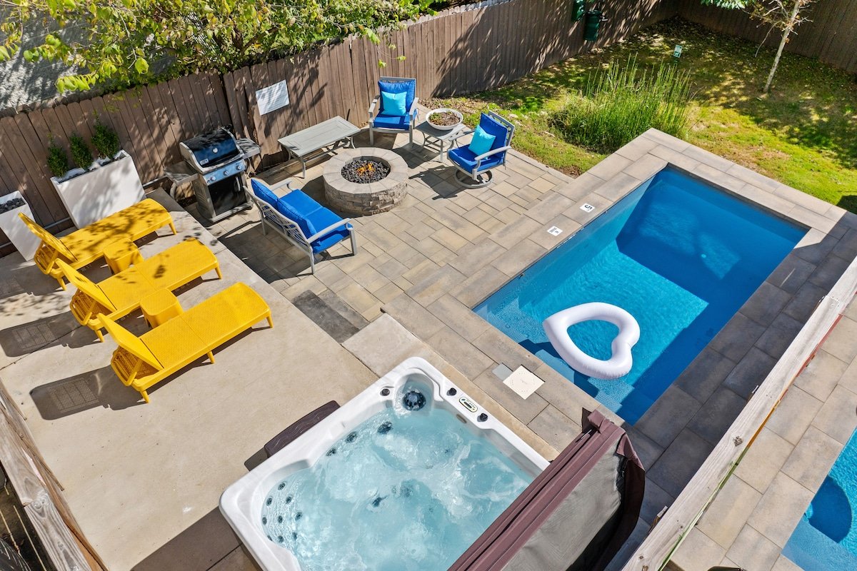 Nashville Mega House! Pool, Hot Tub, Sleeps 20 gallery image 2