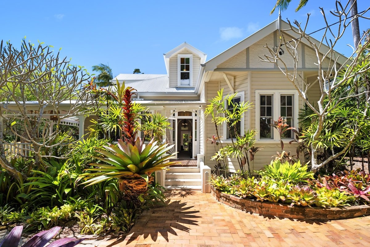 The Massinger . Tropical Family Escape gallery image 3