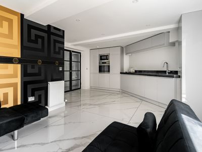 Edinburgh’s #1 Hidden Luxury Retreat Zoo