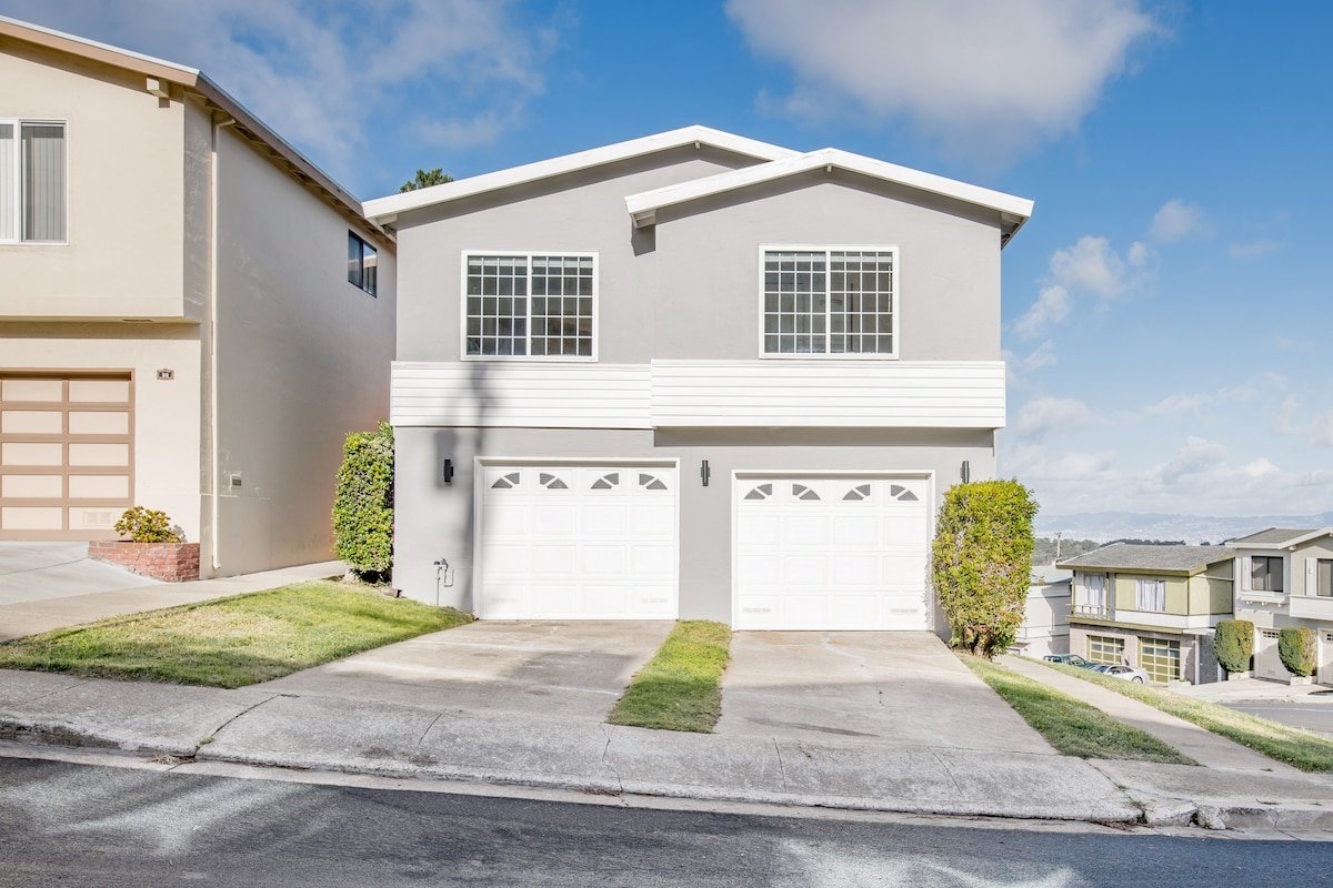 Hilltop Retreat with Panoramic Cityscape Vistas gallery image 4